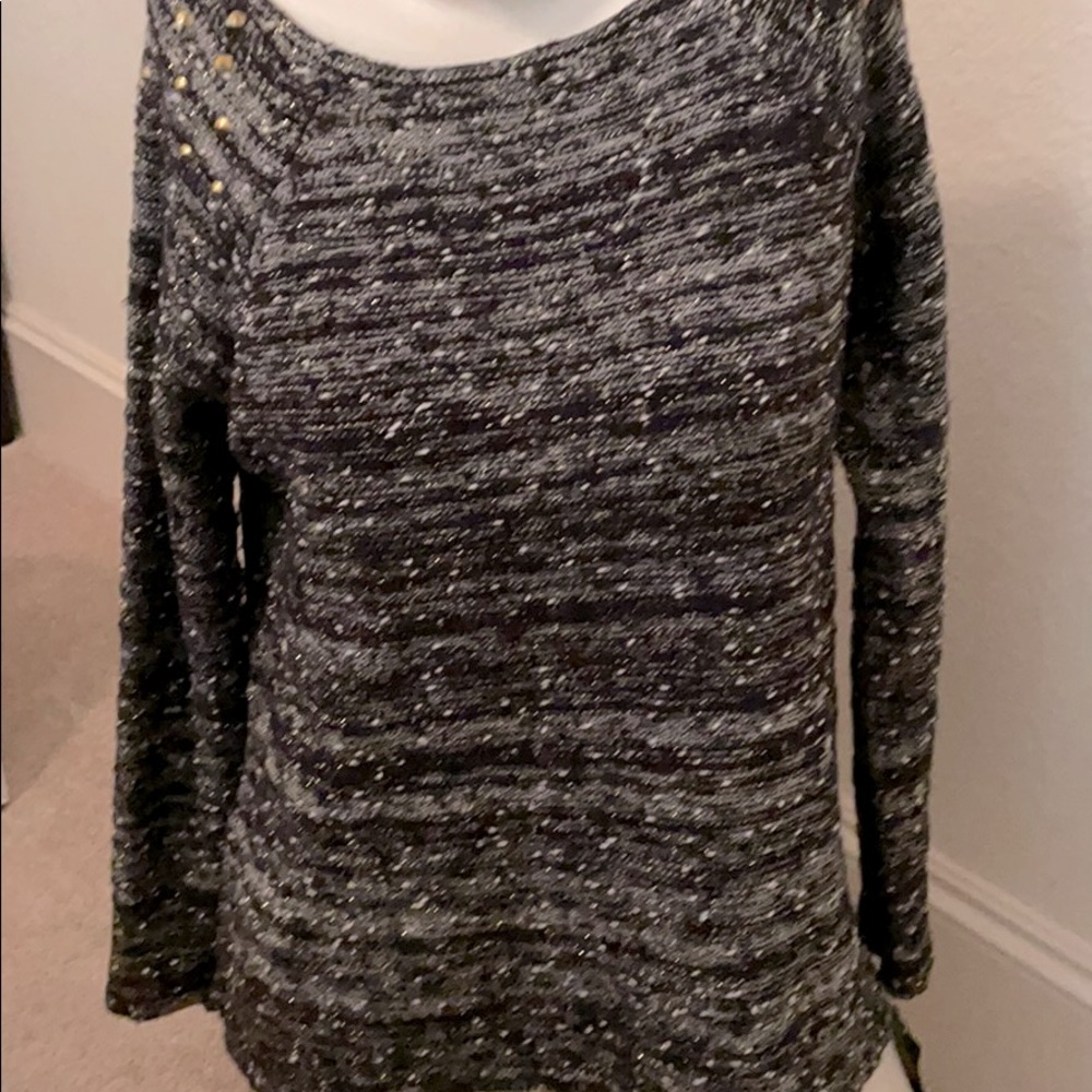 Sweater with gold detail on shoulders